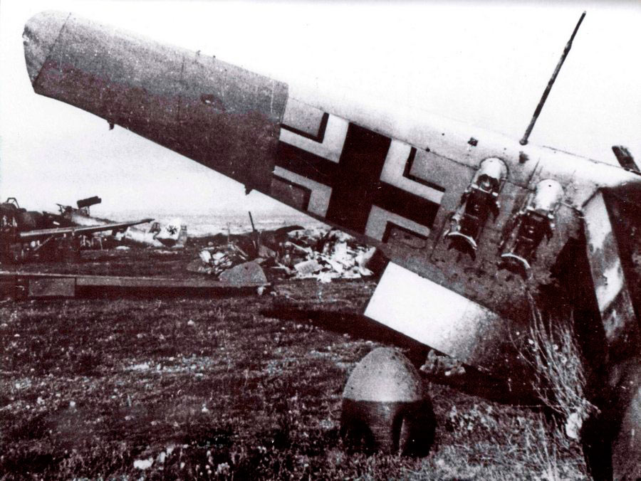Аэродром Херсонес после налета советской авиации. На крыле на переднем плане видны держатели малых бомб SC-50.
